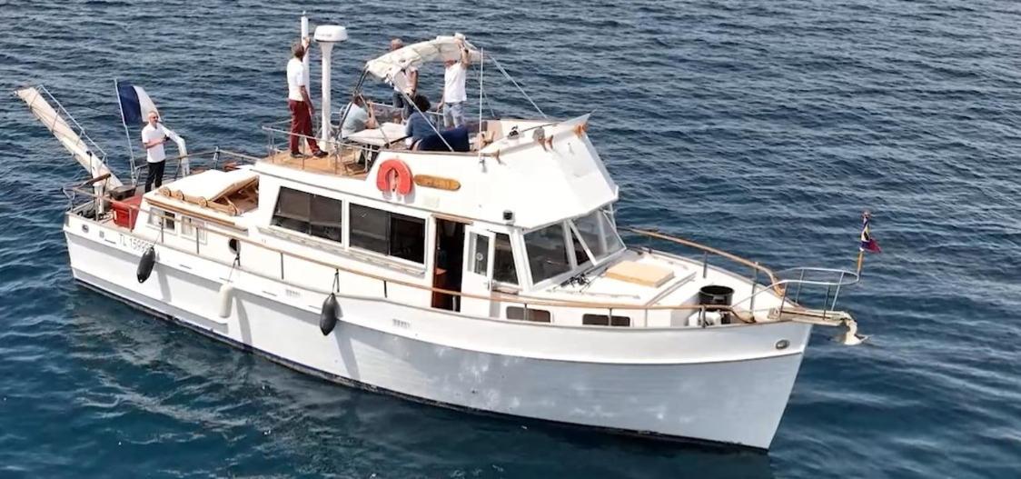 Bateau De Legende Botel